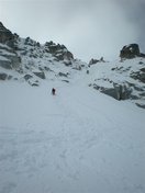 Descenso con skis de corredor del collado de la Rimaya