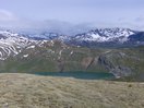 El Embalse de Escarra bajo la Punta de la Tosquera. Al fondo el Midi entre nubes, y la sierra de Soques.