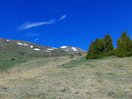 Salgo al lomo herboso, a 1525 metros. Al fondo, el Tarmañones. Tras esos bojes sigue la senda.