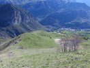 Desde algo mas arriba, vista del lomo recorrido. En el fondo del valle, Escarrilla.