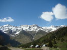 Al inicio de la ruta las Granjas de Camou con las montañas nevadas detrás ofrecen un paisaje alpino.