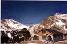 El refugio dels Estanys de la Pera en primer término,al fondo a mano derecha El Perafita ó Tossal de la Truita 2736 mts.en el centro el Coll eb Claro y a la izquierda el Monturull 2761 mts.