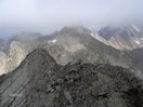 En el descenso otra vez a buscar el resalte principal, la Forqueta y la cresta de Espadas ya cubiertas por la niebla.