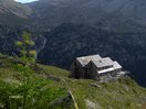 El refugio Ángel Orus en el inicio del ascenso del Valle del Forcau.