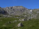 Después de superar un primer resalte herboso aparece esta antena de comunicaciones, al fondo el Tucón Redondo.