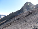 Una vez salido del cauce del barranco, me acerco al collado por pedrera con la Tuca de las Culebras presente en todo momento.