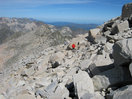 40- Tras dejar atrás el hito cimero del Cordier, descendemos al collado, tras el, el Sayó y la Punta Delmás a su derecha.