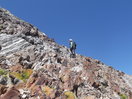 Ahora sí, abandonamos la canal de piedras para poder subir una última pared (ahora la calidad de la roca mejora un poco) que nos dejará en el último tramo de cresta (IIº+)
