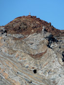 Empieza a hacer frío, es hora de buscar la cueva donde haremos noche. La Cueva Paradis se encuentra a unos 20m en línea recta bajo la cumbre del Vignemale. 
