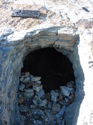 Es un gran agujero en medio de la pared que se puede ver desde lejos. La cueva dispone de plásticos que cubrían en suelo en función de aislantes térmicos.