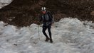 Una vez en el filo del glaciar nos calzamos los crampones y sacamos el piolet para poder progresar de manera segura sobre el hielo. Este glaciar tiene bastantes grietas, y muchas de ellas escondidas. Por suerte nosotros andaremos muy poco tramo y por camino bien trazado.
