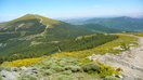 Bajada final al Puerto de Casillas, con el pico homónimo detrás. A la derecha la serrezuela de la Peña de Cenicientos, y entre ambas la diminuta Peña de Cadalso.
