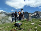 En la cima de Peña Petruso, el mojón divisorio Acumuer Biescas.