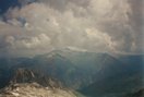 Tras volver sobre mis pasos, sobrepasé la cumbre del Perdiguero y seguí al este por otro ancho lomo de cascajo, viendo cómo, a lo lejos, las nubes se enroscaban en torno a las Maladetas, amenazando con una tormenta que, finalmente, no llegó. 