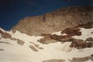 ... pasaba bajo la impresionante cara sur de los Crabioules. Procurando perder la menor cota posible durante la travesía, alcancé la base del ancho corredor de acceso al Collado Inferior de Lliterola, que suele conservar nieve casi todo el año y no pasa de los 30º hasta los metros finales, donde se empina hasta cerca de los 45º.