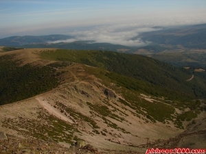 Desde el Mencilla, la loma NO y la niebla que cubría el Valle del Arlanzón.