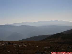 Continuación de la loma al SE y siluetas azuladas del núcleo del San Lorenzo, cumbre de la Demanda.