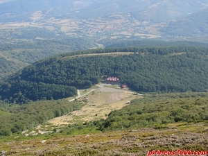 A media bajada, Pineda de la Sierra y la pequeña estación de esquí.