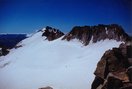 Aneto, Coronas y la Cresta de Enmedio sobre el glaciar, donde se ve la huella de la ruta normal.