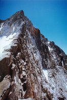 Vista de la afilada arista que conduce del Collado al Pico Maldito, sobre las verticales paredes que caen sobre Cregüeña.