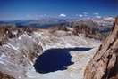 Vertiginosa vista del Lago de Cregüeña, dominado por la cresta Aragüells – Estatats. Al fondo, los macizos de Cotiella y Posets.