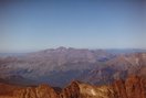 Al llegar al Collado de la Rimaya, aparece la vertiente sur. A lo lejos, por encima del Pico de Cregüeña, destaca el Macizo de Cotiella.