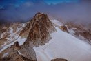 A punto ya de alcanzar la cumbre, al mirar atrás, se puede ver la salida del corredor, el propio Collado de la Rimaya y el Primer Occidental, sobre el Glaciar de la Maladeta.