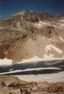 Para encaramarme a la cresta norte del Perdiguero, empecé por rodear por la derecha (NE) el Lago de Lliterola, caminando por neveros y lajas de roca de escasa pendiente, mientras ...