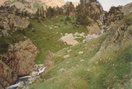 Salí del final de la carretera que remonta el Valle de Benasque por una senda que sale a la izquierda (O) y rodea por el norte un cerrillo que parece taponar la boca del Valle de Remuñe. Poco después, crucé el torrente por unas piedras para seguir remontando el valle, casi siempre por su orilla norte.