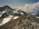 Al suroeste, se levanta ante mí el resto de la cresta, ancha, pedregosa y profusamente coloreada, que conduce al Perdiguero, gran cumbre de la jornada. Bajé de la aguja por el mismo flanco por el que subí y, una vez al pie de la misma, no tuve más que caminar por el cascajo. La cresta es, todo el rato, ancha y compacta, lo que no está mal para disfrutar de unas vistas que se merecen caminar con parsimonia. Casi sin darme cuenta, estaba en la Punta de Lliterola. A continuación, afronté la única dificultad que tiene ir de esta al Pico Royo, que consiste en no dejarse atrás esta otra cumbre... Es una de las cimas menos marcada de la cordillera. Creo que el punto más alto está justo después del cambio de color gris a rojo de las piedras pero... es que justo antes hay otro montoncito de piedras. ¿Alguien lo sabe fijo?