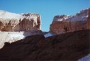 La Brecha de Rolando, desde la Gruta Casteret, con algunas siluetas recortadas contra el cielo.