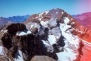 Más adelante, desde la Espalda, los mismos de antes más la Torre. Al fondo, a la izquierda, la Collarada.