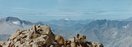 El tramo del Pico Maldito a la Punta d’Astorg es ancho y carece de dificultad. Mirando atrás desde lo más alto de la cresta, más allá del hito que marca el Maldito, se ven algunos grandes del Pirineo: Posets, Vignemale, Balaitús, Bachimala, ...