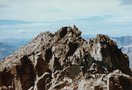 Cumbre de la Punta d’Astrog desde el este (obsérvese el puntiagudo bloque culminante). Aquí si se ve, parcialmente, la entrada a brecha donde rapelé: un poco a la izquierda de la punta, placa de roca oscura, muy lisa y fisurada. Más a la izquierda aún, se ve también el Pico Maldito. A la derecha, donde está la roca más clara bajo una punta muy marcada.