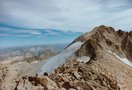 Ya en el Pico de Coronas, vista de la agrietada lámina de hielo del glaciar. Tambnién, el último ¿pico? de la jornada, la llamada Tuca del Collado de Coronas. Ya sólo quedaba caminar.