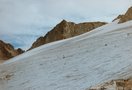 Aunque el Pico de Coronas tiene otro aspecto cuando se cruza bajo él pro el glaciar.