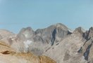 Al ganar altura, la clarísima atmósfera matutina permitía ver así de definidos los picos de Crabioules, Maupas y Boum, con todas sus aristas bien marcadas.