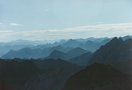 Al otro lado, el contraluz pintaba de azul las infinitas crestas del Pirineo Catalán.