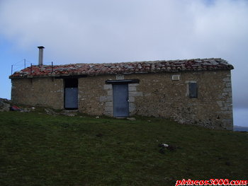 El refugio es el de la puerta de la derecha