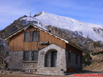 Refugio dels Estanys de la Pera (FEEC) / Al fondo pala E del Perafita (2.752m).