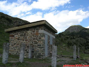 Refugio de Cortal Rossa con el Pico de su mismo nombre detrás.