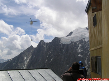 Helicoptero abasteciendo el refu