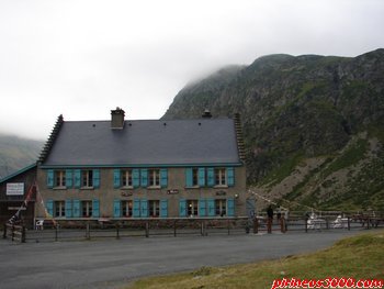 Vista del edificio desde la carretera.