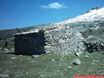 Fachadas Noroeste y Suroeste del refugio, con el Risco de los Pájaros al fondo.