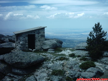 Refugio o caseta de Peña Citores, con la llanura segoviana de fondo.