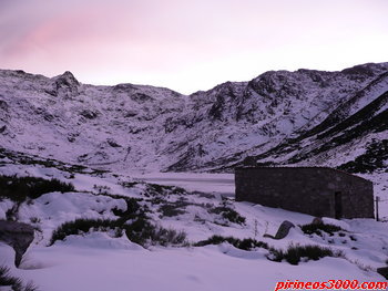 Refugio con la Laguna y Circo del Barco o de Galín Gómez detrás.