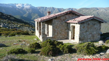 Refugio con La Covacha de fondo.