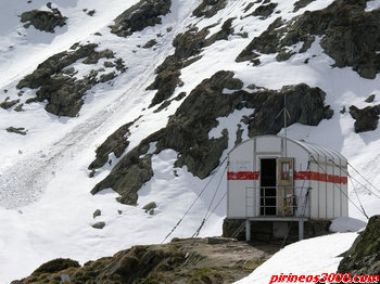 tras el refugio las laderas SE del Mont Roig