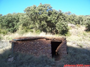 Vista Frontal. Se aprecia que es una cabaña pastoril en un entrono de frondosida