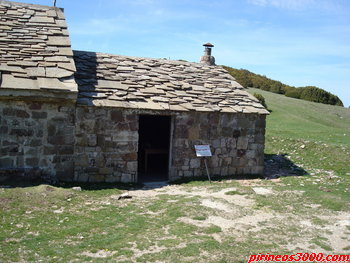 Exterior del refugio. Anexo a el, la ermita.